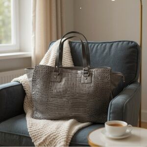 Innuē brand - large grey leather snake skin bag  w/ black handles. 🩶🩶🩶🖤🖤